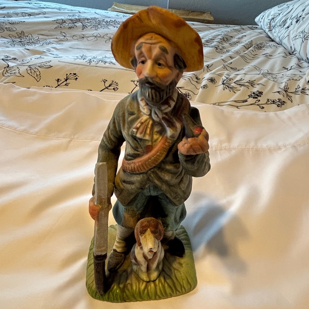 VINTAGE STATUE HUNTER & Dog PORCELAIN FIGURINE